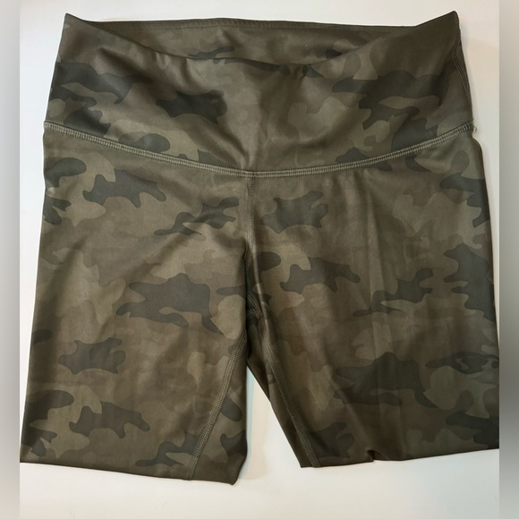 🆕 [Lululemon] Olive Camouflage Green Running/Yoga Capri Leggings Sz: 6 - Picture 4 of 7